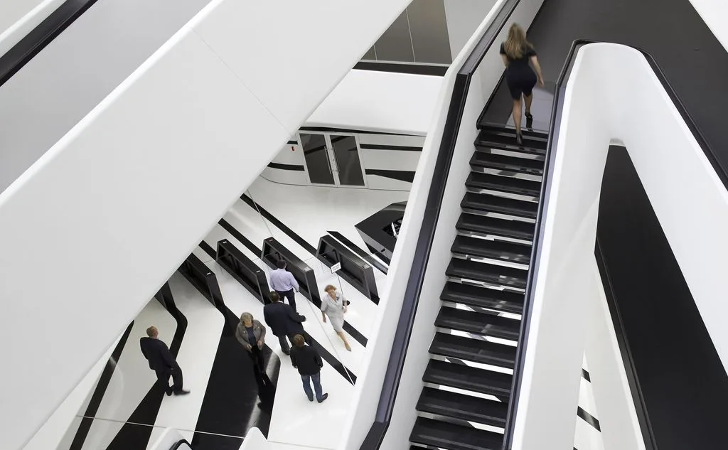 Novo projeto da arquiteta iraquiana Zaha Hadid em Moscou: o interior brinca com o preto e o branco e os diferentes níveis são conectados por escadas curvas. Fotos: Hufton+Crow/Zaha Hadid Architects/Divulgação