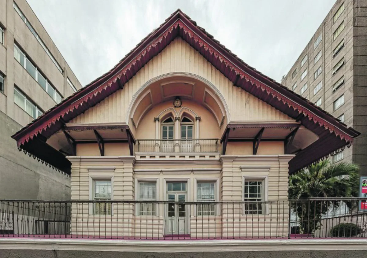 Fachada da Casa Heitor Stockler de França: construção de 1893 chama atenção no Centro de Curitiba. Fotos: Fernando Zequinão/Gazeta do Povo