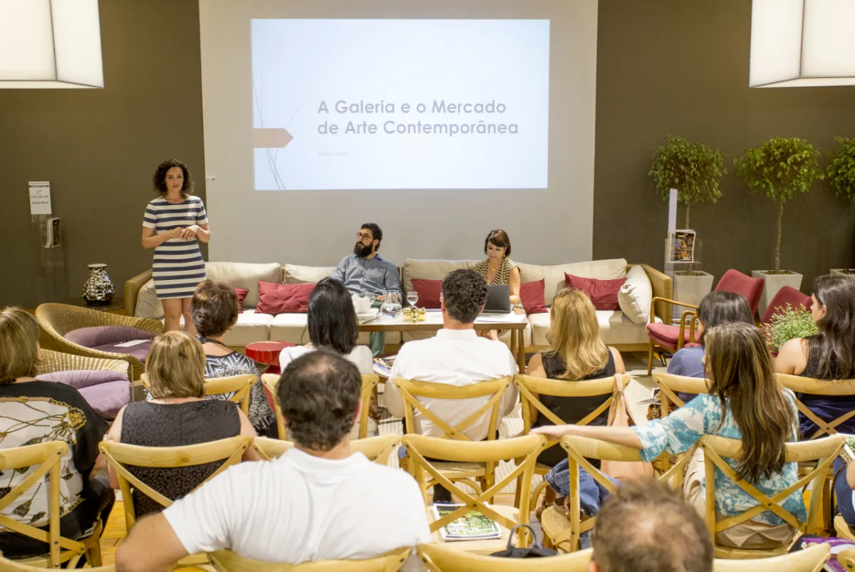 Público foi recebido na redação do Núcleo Estilo de Vida da Gazeta do Povo e pode tirar dúvidas sobre o mercado de arte. 