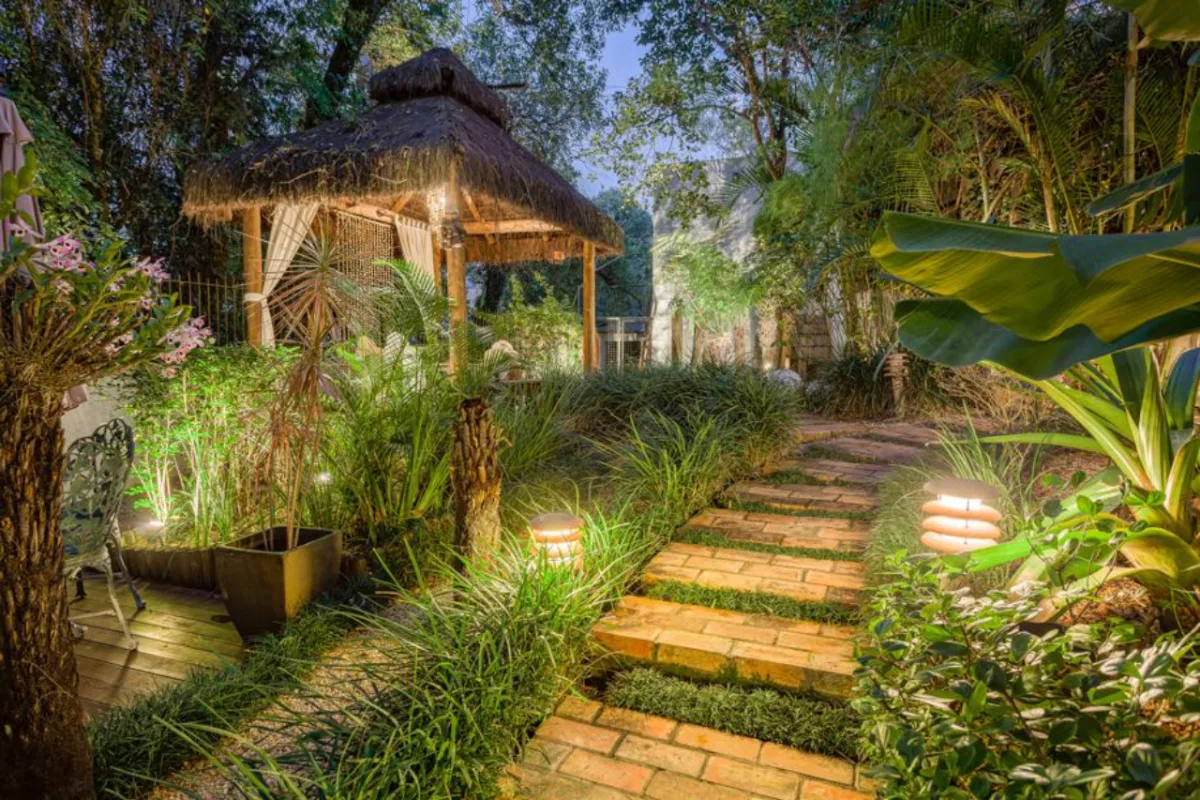 Um jardim sob iluminação noturna se transforma. E a área externa do escritório da arquiteta Viviane Tabalipa pode ser usada durante o dia, ou num evento reservado à noite. Detalhe do bangalô, estrutura que deixa o jardim convidativo para momentos  de relaxamento. Fernando Zequinão/Gazeta do Povo.