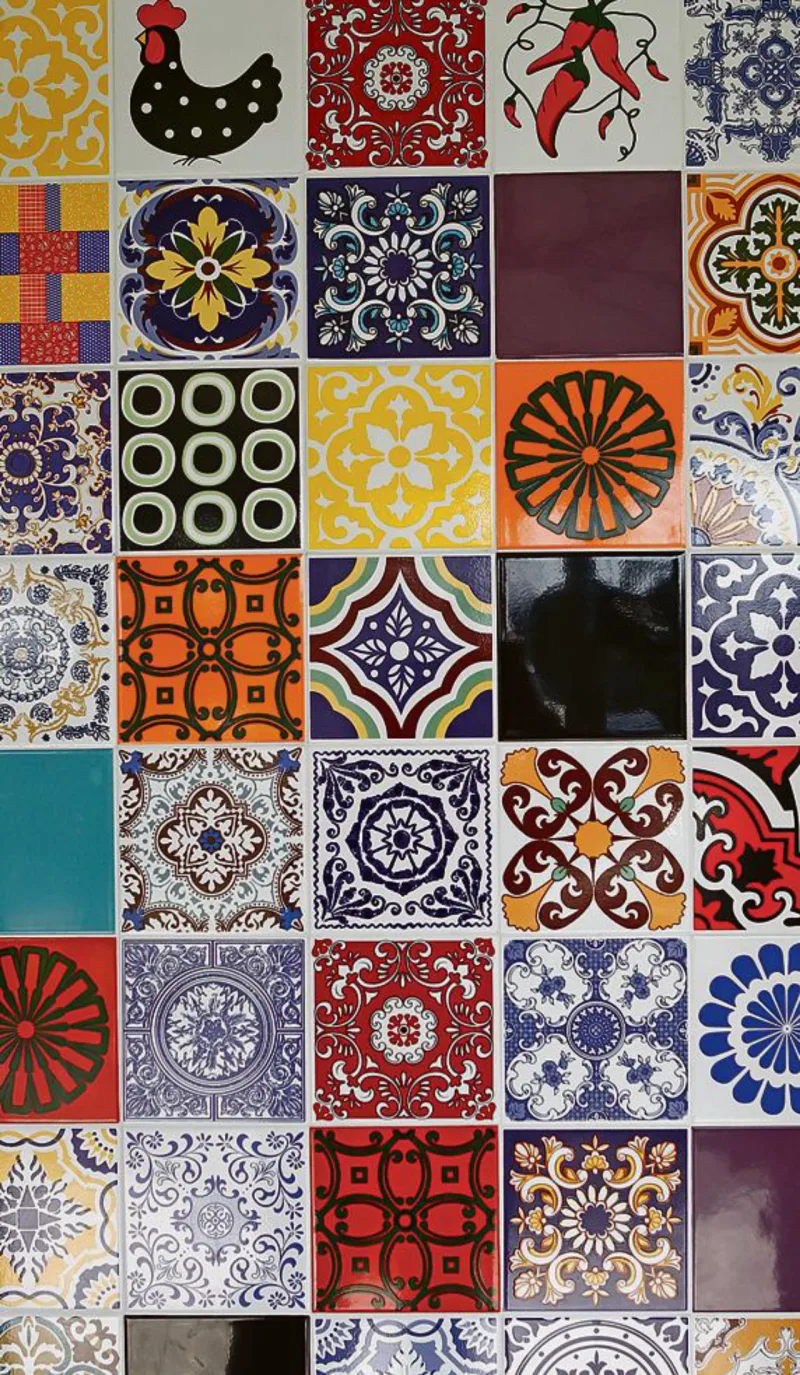 Composição de azulejos antigos e recentes.