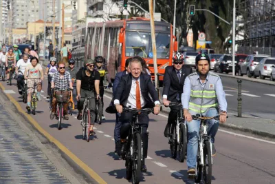 Embaixador da Holanda no Brasil liderou grupo de holandeses e brasileiros que chegou pedalando à Prefeitura para a assinatura do acordo. Fotos: Cesar Brustolin/SMCS/Divulgação
