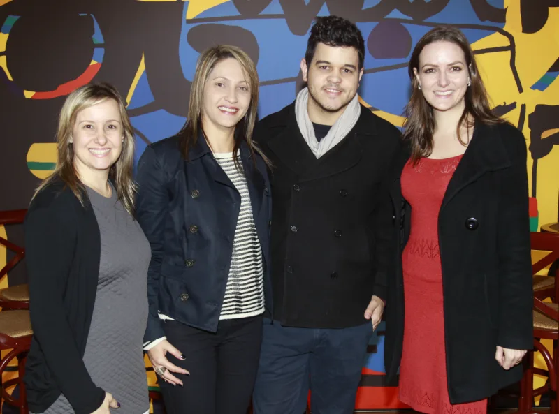 Juliana Loro e Andressa Ferreira, da Adesso Arquitetura, Thiago Sganzerla, das Tintas Renner, e Cristine Nehring, da Gazeta do Povo.