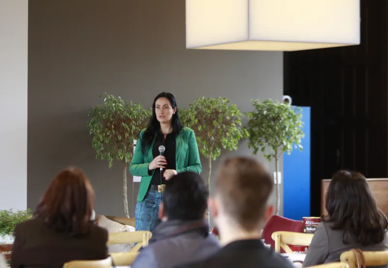 Durante o evento, a representante das Tintas Renner, Sheila Nidai, conversa sobre as novidades do mercado de tintas.