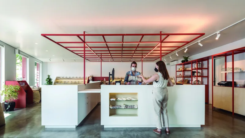 A instalação de uma ilha central acomoda o atendente com visão 360º e também serve de vitrine para a exibição dos produtos.