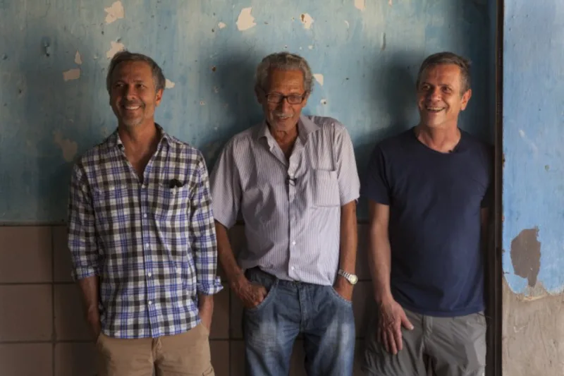 Espedito Seleiro entre Humberto e Fernando Campana: parceria entre design contemporâneo e a tradição do interior do Ceará.