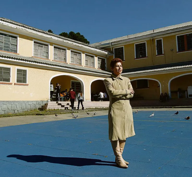 Professora Ana Lúcia foi diretora oito vezes. Ao fundo, em contraponto à fachada, arcadas das galerias do pátio interno remetem ao neocolonial, corrente plástica predominante na época.