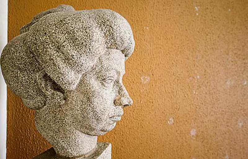 Busto de Júlia Wanderley esculpido em granito por Erbo Stenzel (esquerda) e detalhe déco da sacada (direita), que rompe com as linhas retas da fachada.