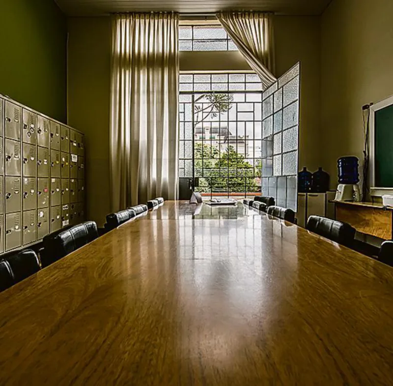 Janelões garantem ventilação e iluminação, uma característica higienista das construções escolares do período.