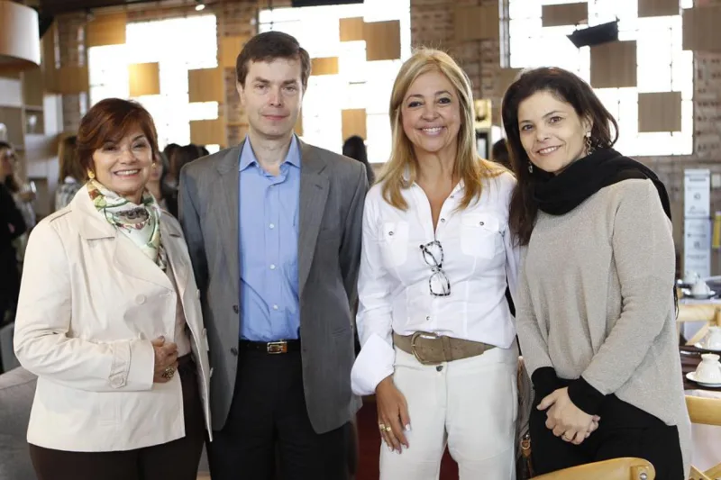 A arquiteta Yara Mendes, Guilherme Cunha Pereira, Elaine Zanon, arquiteta; e Andrea Sorgenfrei, gerente do Núcleo Estilo de Vida da Gazeta do Povo.