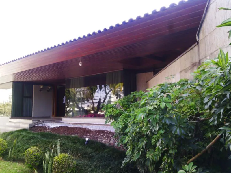 Fachada da casa projetada por Julio Pechman, onde será montada a Casa Cor Paraná 2016.