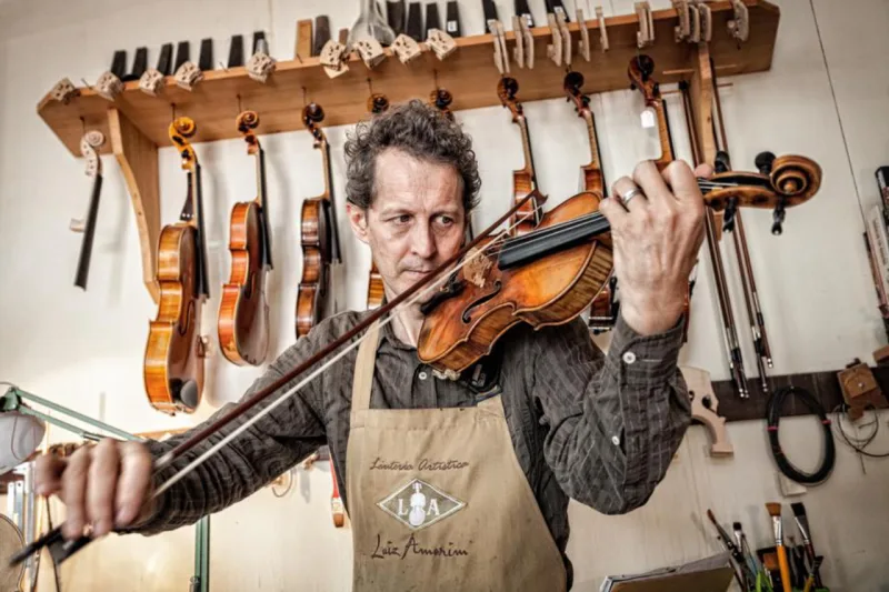 Luiz Amorim uniu o ofício de lutiê à vontade de construir uma casa única, repleta de referências  ao universo da música clássica. Foto: Fernado Zequinão /Gazeta do Povo