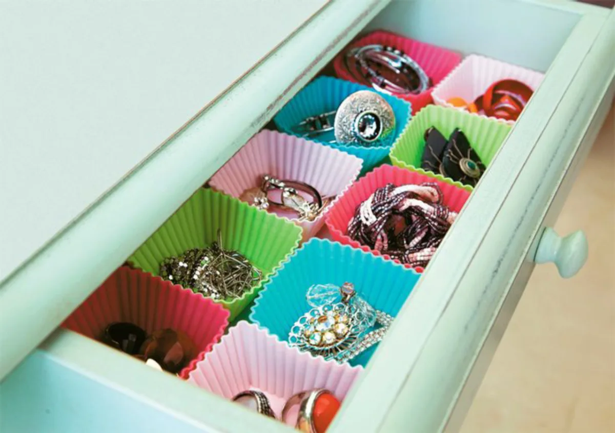 Forminhas de cupcake de silicone podem ser reaproveitadas para formar nichos na gaveta e organizar pequenos objetos. / Fotos: Pinterest.