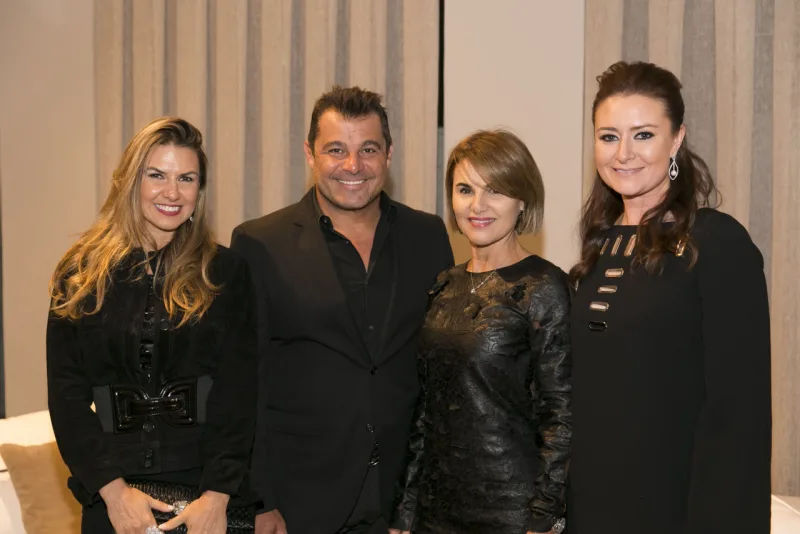 Lais e Paulo Bacchi, CEO da Artefacto, Bettina Souza Muradás, presidente do Instituto TMO/Associação Alírio Pfiffer e a  gerente da Artefacto Curitiba, Ingrid Moskalewksi.
Foto: Diego Pisante / Divulgação.