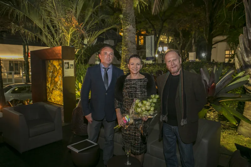 O paisagista Wolfgang Schlögel, Maria Elsa de Almeida Passos e o fotógrafo Orlando Azevedo. Wolf assina espaço dedicado à empresária e conta com uma obra de Azevedo na composição. Foto: Marcelo Andrade / Gazeta do Povo.