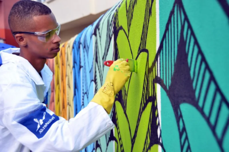 Artista Swell Deniuner finalizando um dos murais para o projeto "Tudo de cor para você", das Tintas Coral. / Crédito: divulgação.