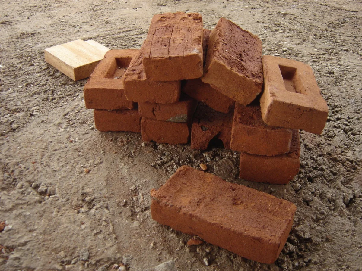 Tijolos: embora muito similares na aparência, cada material tem suas particularidades. Foto: Iuriatan Felipe Muniz/FreeImages