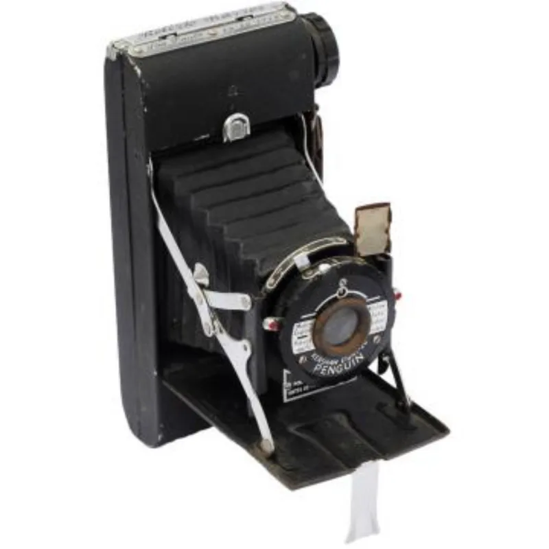 Máquina Fotográfica Portátil Penguin Kershaw Eight 20. Fabricada em 1946, na Inglaterra (vendida como antiguidade, sem garantia de funcionamento). R$ 630,00.
