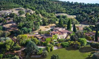 O ator norte-americano Johnny Depp colocou à venda sua propriedade de 14 hectares, perto de Plan-de-la-Tour, na França, que um dia já foi uma aldeia de casas de pedra datadas de 1812. Fotos: Sotherby’s International Realty France