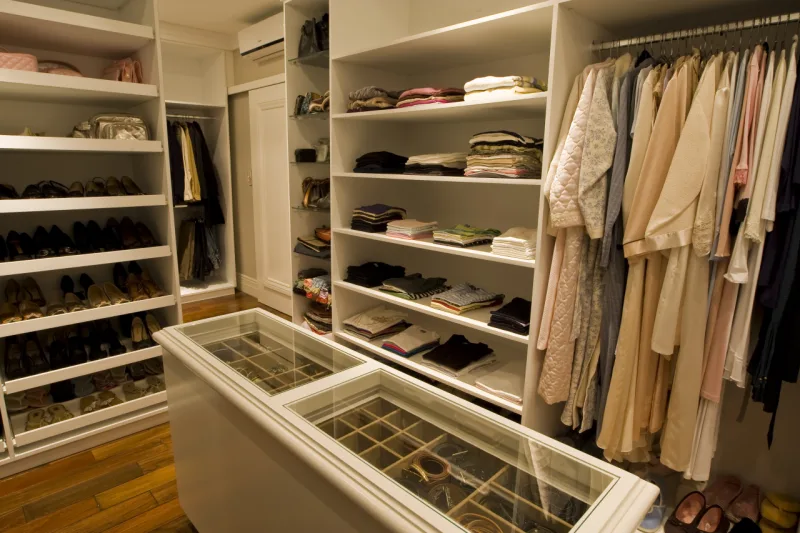 Closet categorizado por tipos de roupa é a melhor forma de manter a ordem. Foto: Antonio Costa / Gazeta do Povo.