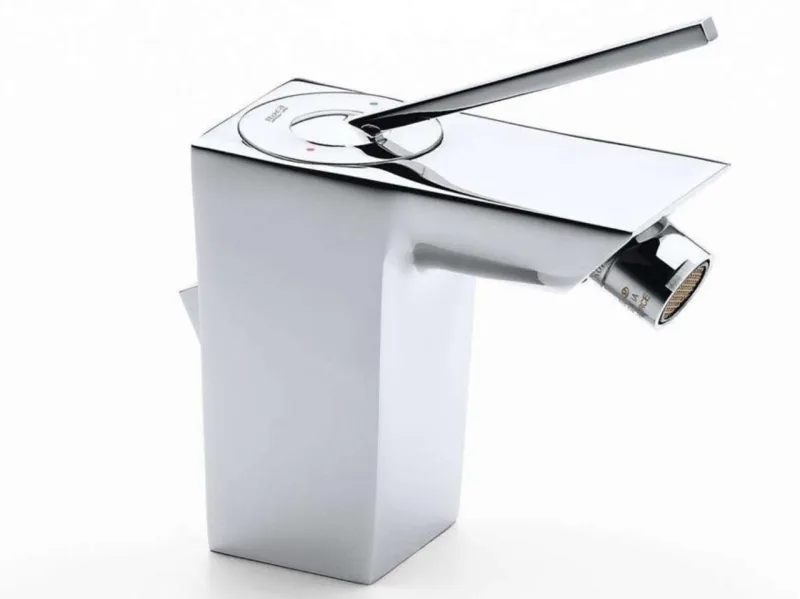 Misturador Bidê Touch, da Roca. Tem design quadrado e bico com aerador.  Na Balaroti,  R$ 3.670,99.