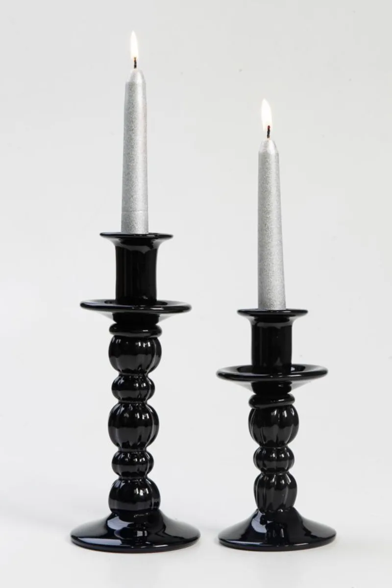 Castiçais de vidro preto trabalhado. Da Mexe Remexe Presentes, R$ 64 (pequeno) e R$ 84 (grande).