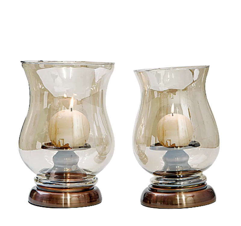Castiçais de vidro e bronze para velas esféricas. Na Casa Adentro, R$ 359 (pequeno) e R$ 379 (grande).