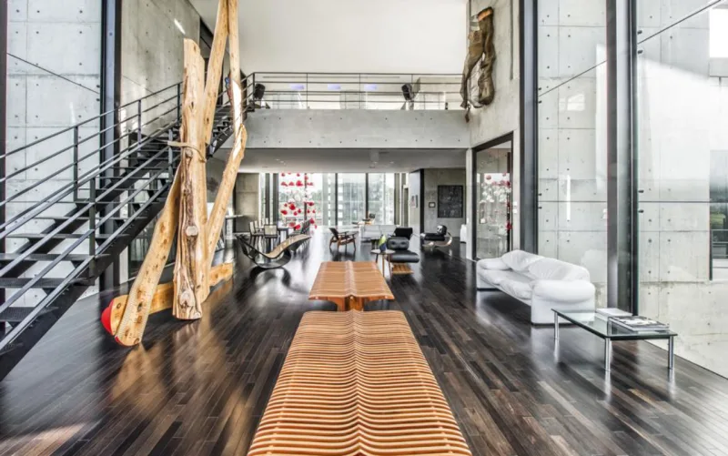 Casa Vertical, em Curitiba. Projeto de Marcos Bertoldi com linguagem plástica que priorizou a volumetria dos blocos de concreto armado misturados à leveza do vidro. Completam a proposta, uma coleção vasta de obras de arte e peças de design brasileiro e mundial. Fotos: Letícia Akemi/Gazeta do Povo