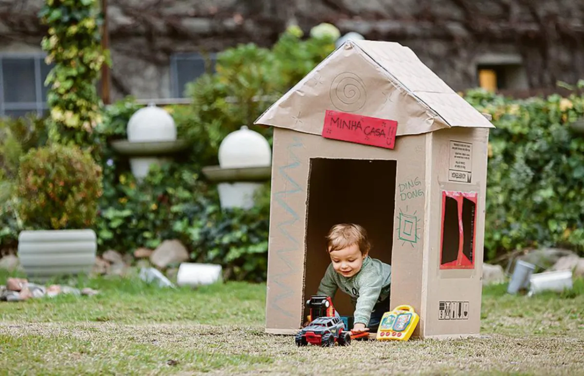 Com giz de cera e lápis de cor, deixe a criança colorir  e desenhar a parte exterior da casinha. Fotos: Fernando Zequinão / Gazeta do Povo.