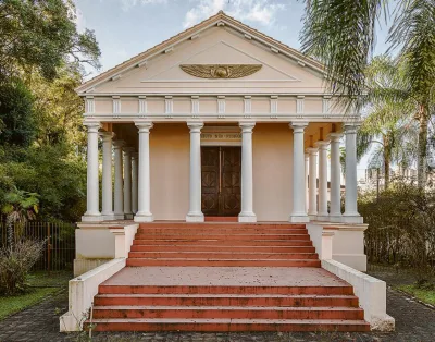 Fachada com seis colunas e despojamento da ordem dórica  imita os antigos templos grego. Foto: Fernando Zequinão/Gazeta do Povo.