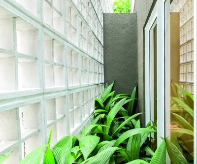 Blocos de concreto permitiram que fachada de imóvel em Curitiba ajudasse a oxigenar o interior. Foto: Fred Kendi/Gazeta do Povo