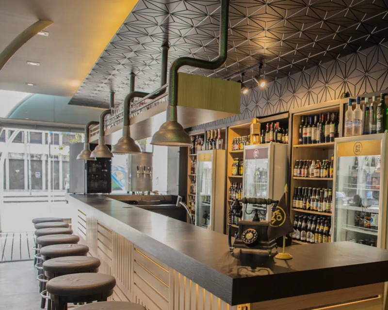 Interior da cervejaria Koda: inspiração nos pubs ingleses.