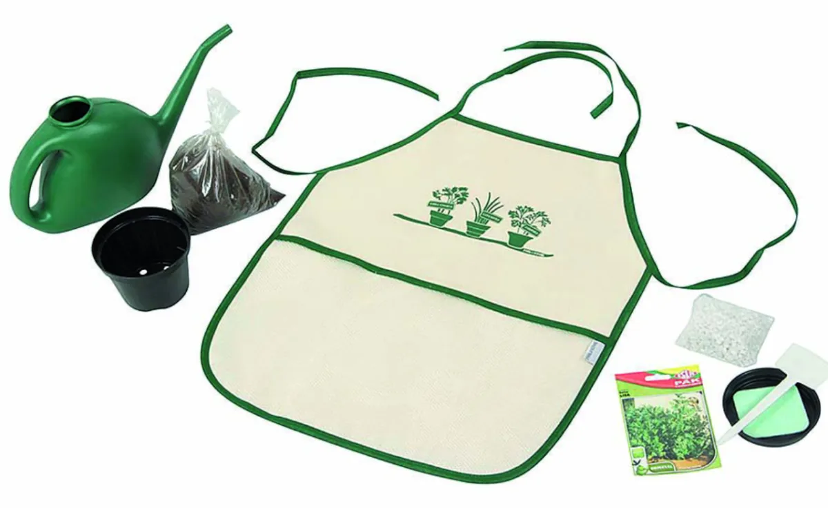 Conjunto com avental, regador, vaso com pratinho, terra e pedriscos, manta bidim, plaquinha e envelope com sementes de ervas aromáticas. Na Tok & Stok, R$ 91,90. Fotos: Divulgação