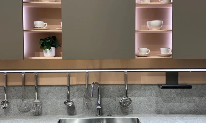 Na Veneta Cucine, as portas que fecham as prateleiras de armazenamento se estendem sobre as que ficam expostas, em uma brincadeira de mostra e esconde