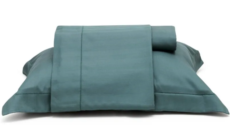 A cama precisa estar bem confortável. Que tal um jogo de lençol novo? O modelo king size 300 fios da M Martan custa R$ 575,20.