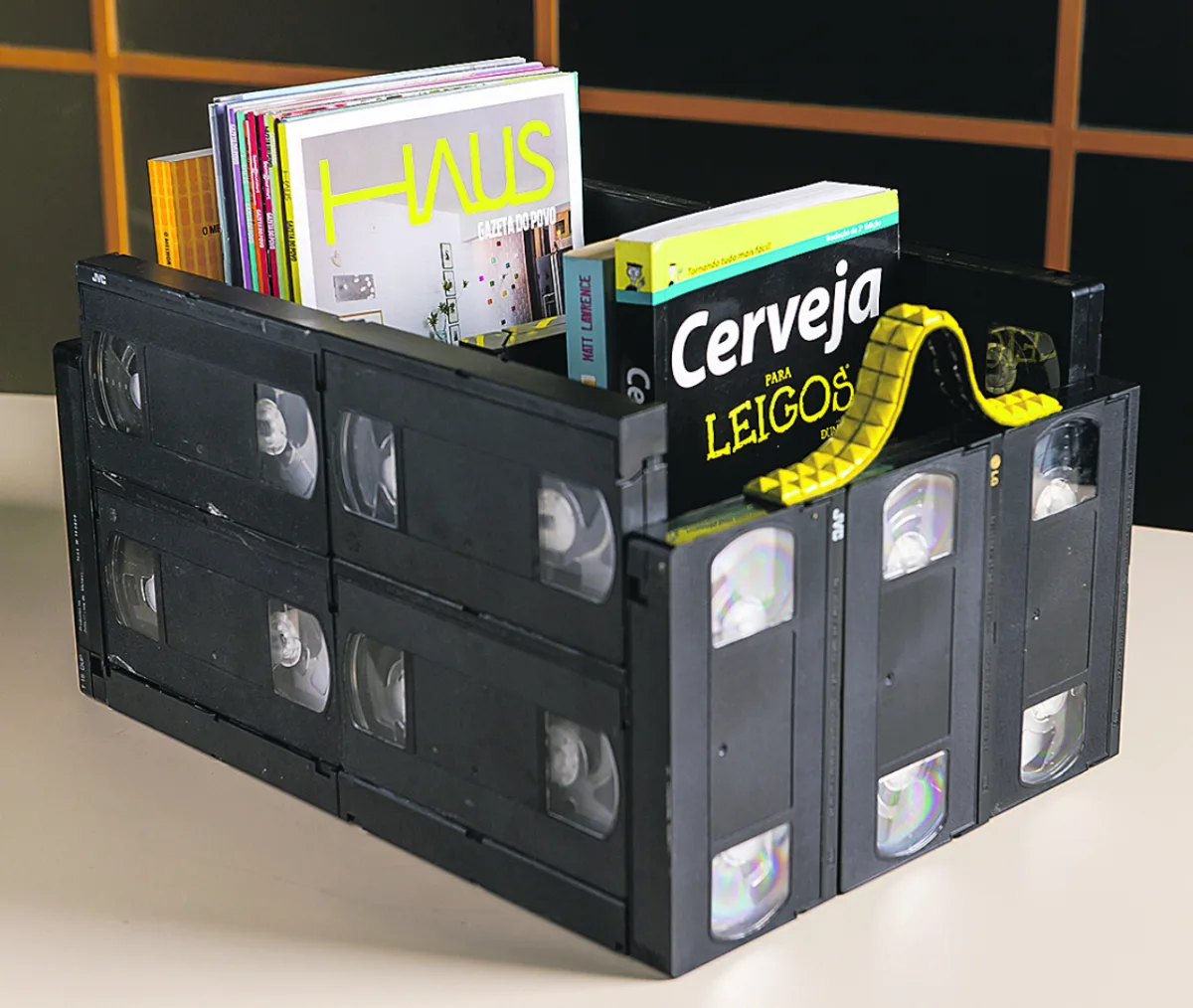 O porta-revistas pode deixar sua sala mais lúdica, deixando as publicações sempre à mão. 
Fotos: Fred Kendi / Gazeta do Povo