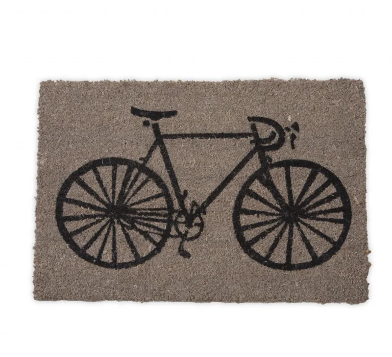 Capacho com estampa de bicicleta no formato 40 x 60 cm. Da Etna, R$ 49,99.