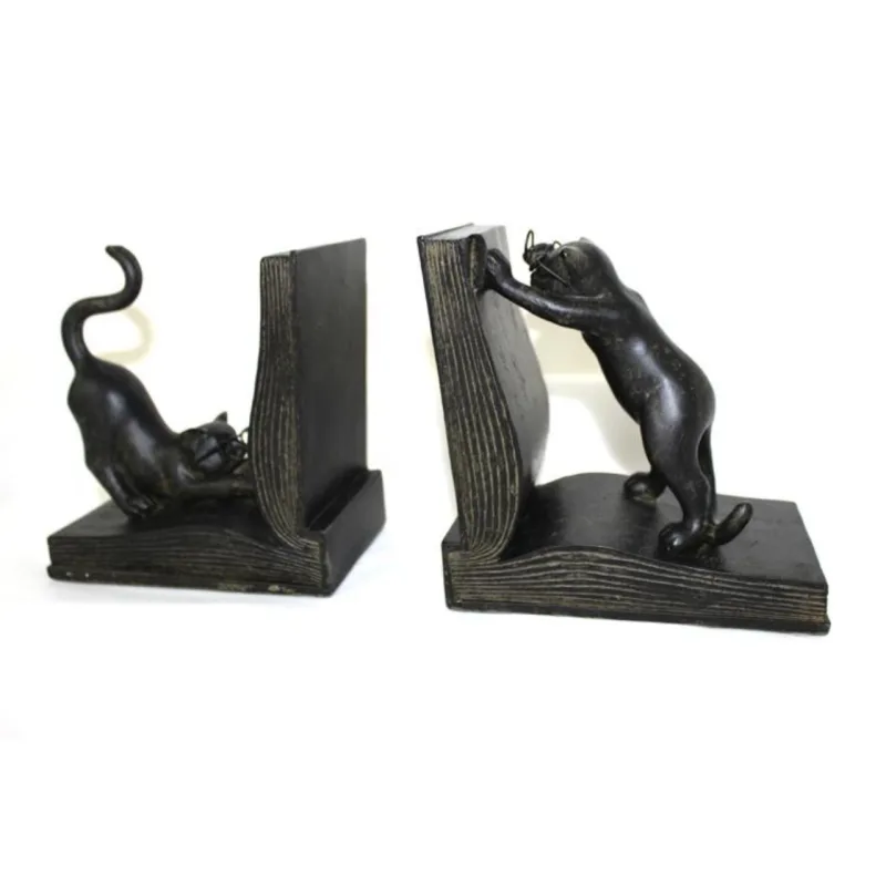 De gatos em resina que simula madeira envelhecida. Na Casa de Valentina, R$ 226,20