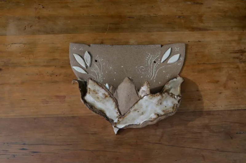 Comedouro em cerâmica. De Amanda Gallego para OBarroca Atelier, preço sob consulta.