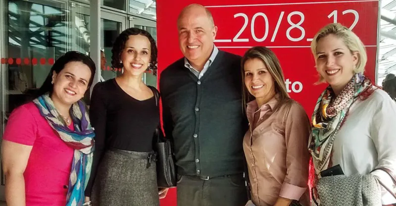 As alunas Michelle Batista e Bianca Kirchner, Jayme Bernardo, a aluna Daniele Viana e a coordenadora do curso Katalin Stammer.