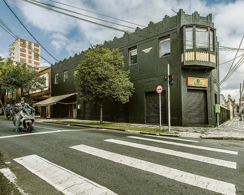 Prédio horizontal localizado na esquina das ruas Inácio Lustosa com Duque de Caxias, no bairro São Francisco. Foto: Letícia Akemi / Gazeta do Povo