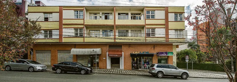 Construção entre as ruas Desembargador Motta e Saldanha Marinho ainda permanece com característica residencial. Foto: Letícia Akemi / Gazeta do Povo