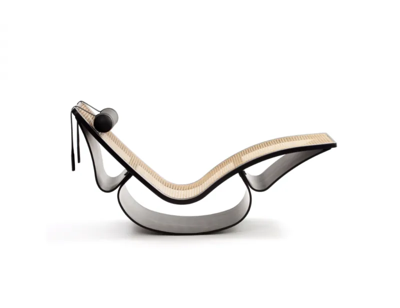 Cadeira de Balanço - De 1977, a Cadeira de Balanço é uma das peças ícone do arquiteto Oscar Niemeyer. A chaise faz parte da linha de mobiliário em que Niemeyer desenhou em parceria com sua filha, Anna Maria Niemeyer