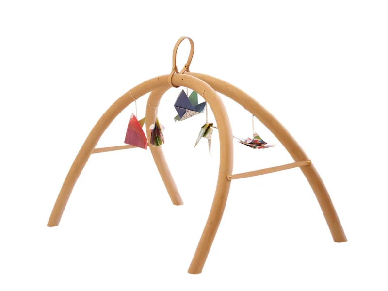 A Liv Andersson fez uma releitura estilosa dos ginásios de atividades para bebês. Nada de cores primárias e plástico. O material escolhido foi a madeira e é possível variar os objetos pendurados para a criança interagir.