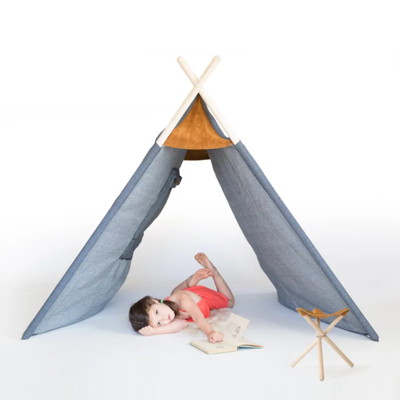 A cabaninha moderna Field Tent pode ser usada dentro e fora de casa. A criação é uma parceria entre o Studio Kalon e a marca Nico Nico.