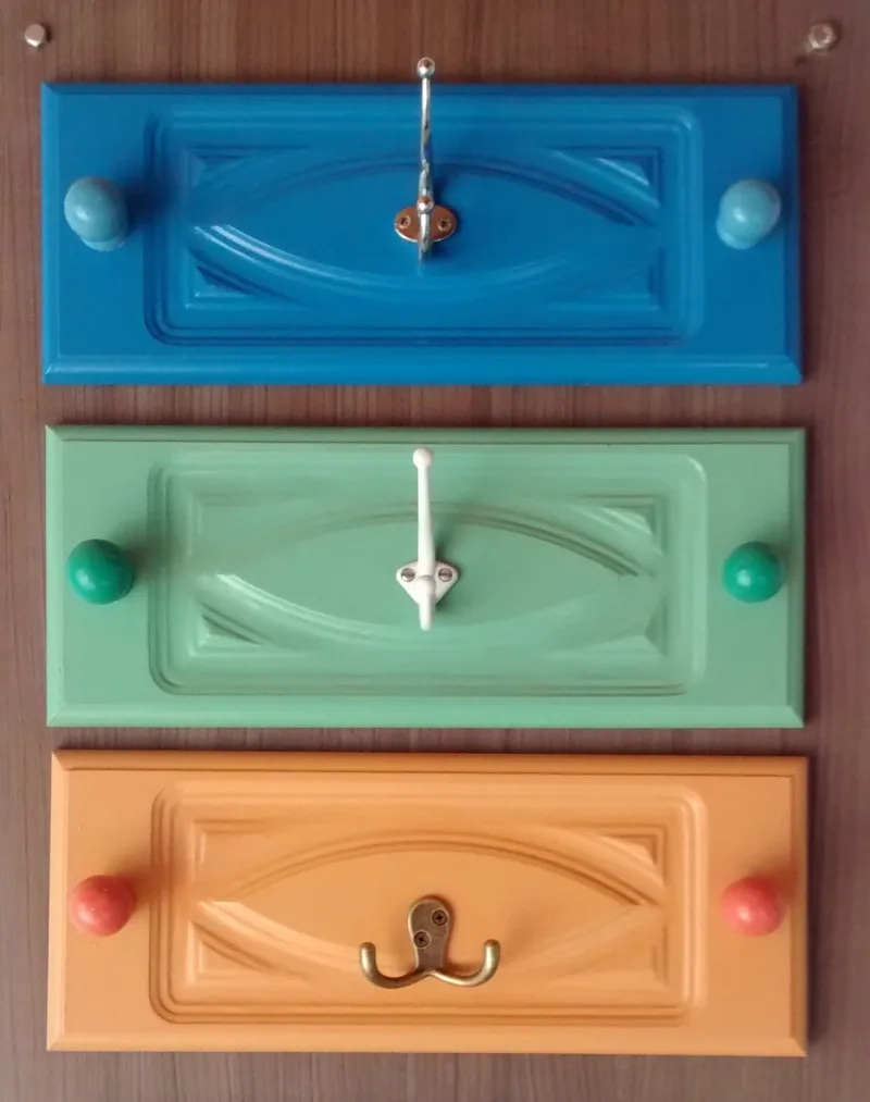 Frente de gaveta que virou cabideiro. Em diversas cores, R$ 45 a peça.
