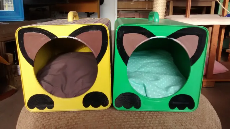 Casinhas para gato feitas a partir de latas de tintas, R$ 50. Existem outras opções de casinhas para pet em diversos tamanhos e formatos.