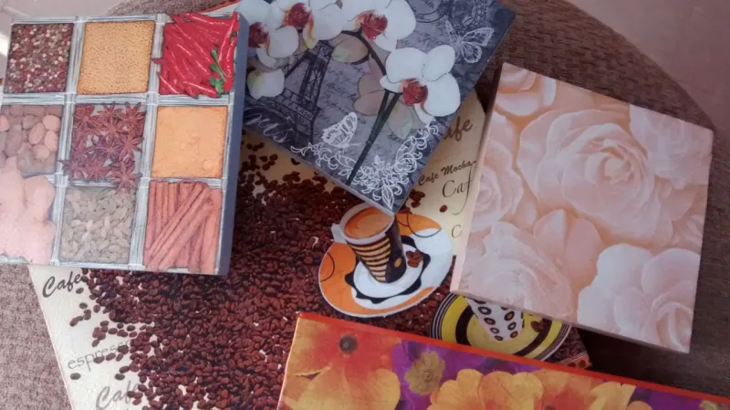 Descansos de panela em madeira com diversos desenhos. De R$ 18 a R$ 35 cada peça.