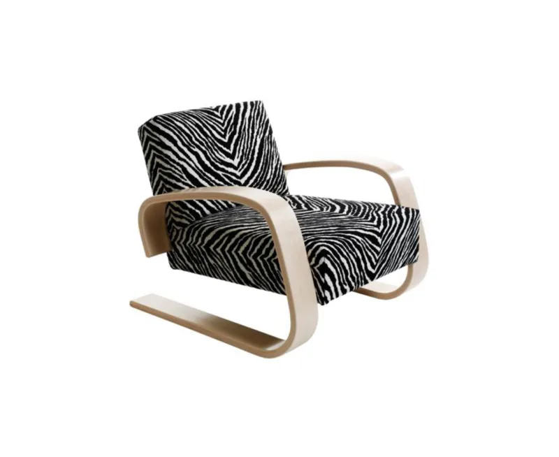 A poltrona da finlandesa Artek é obra do designer Alvar Aalto. Na Micasa, R$ 35.496
