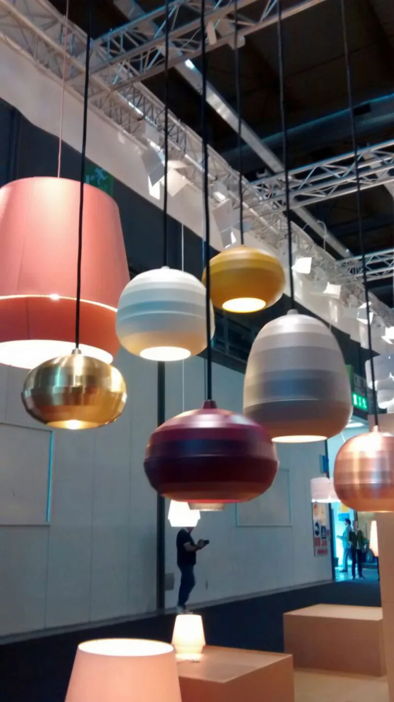 A variedade de formatos e materiais impressiona nesta edição da feira de iluminação
